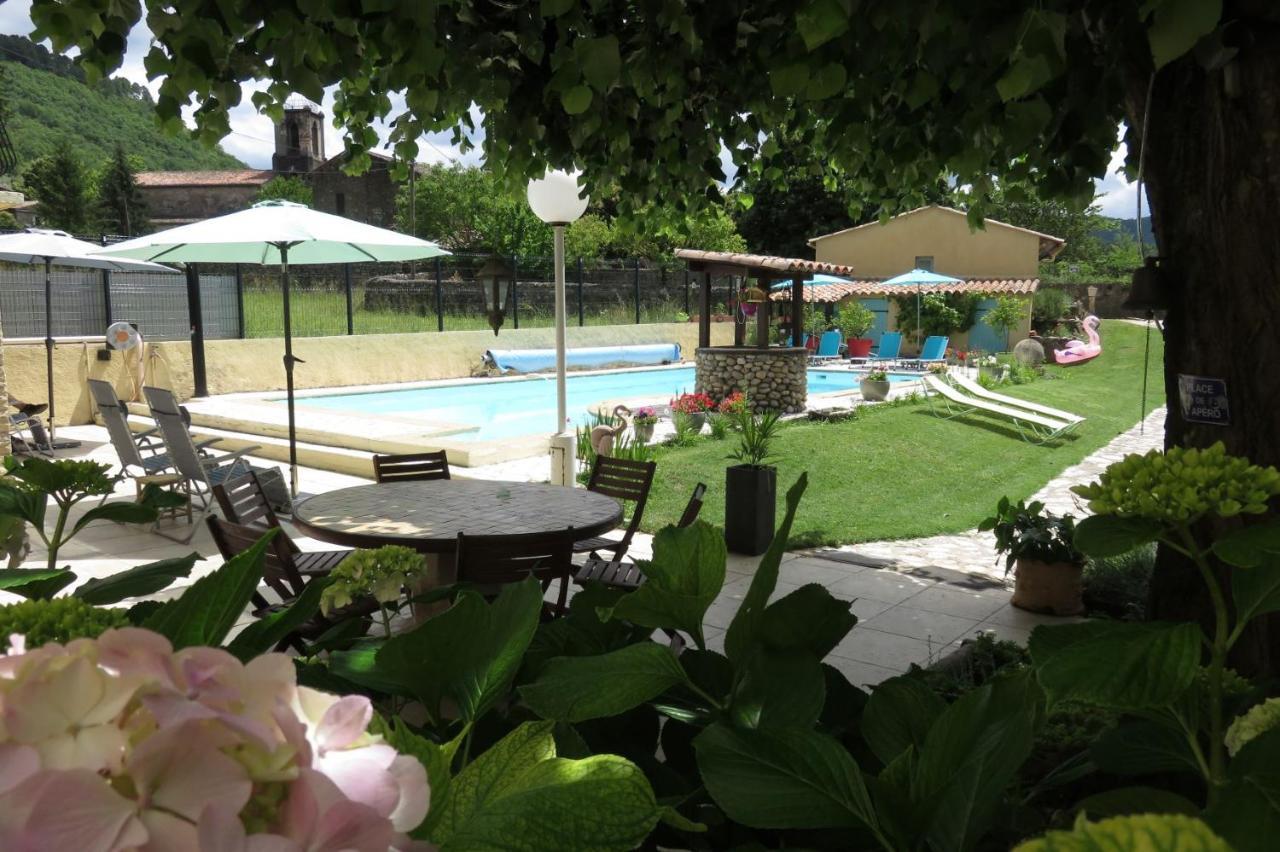 Au Grand Bonheur Bed and Breakfast Besseges Buitenkant foto