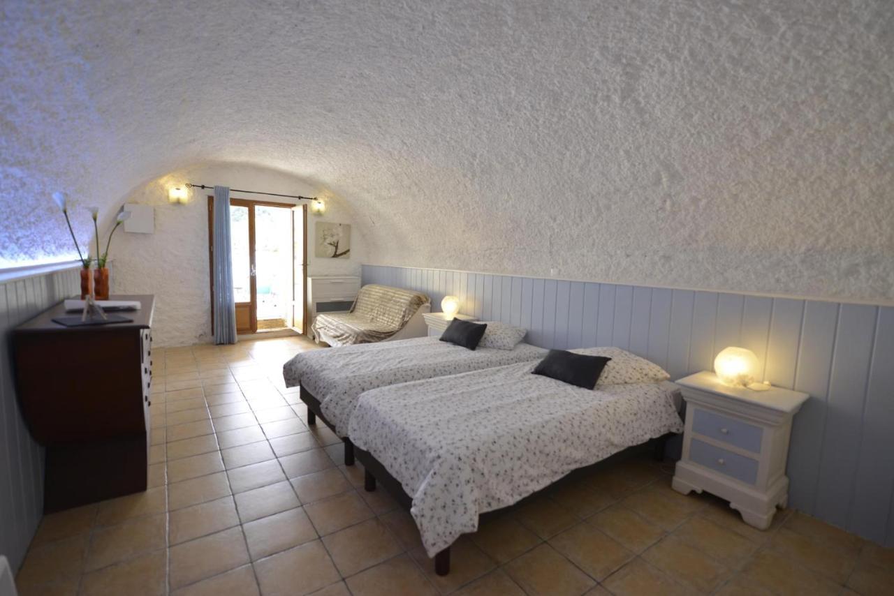 Au Grand Bonheur Bed and Breakfast Besseges Buitenkant foto