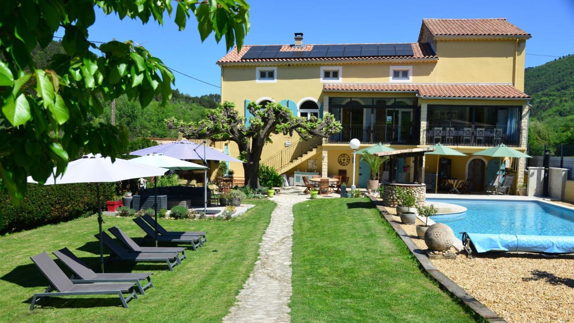 Au Grand Bonheur Bed and Breakfast Besseges Buitenkant foto
